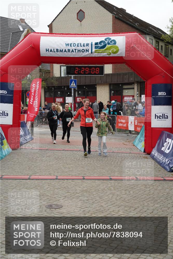 04.05.2025 - 8. Wedeler Halbmarathon Felixshl http://msf.ph/oto/7838094 04.05.2025 12:29:06 Ziel 136, 137 meine-sportfotos.de