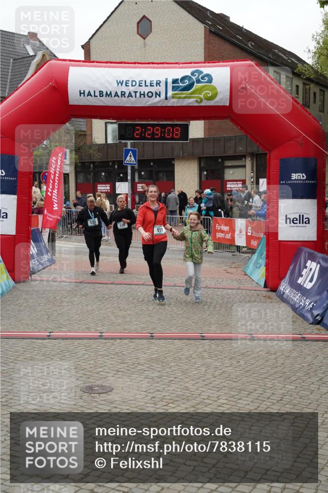 04.05.2025 - 8. Wedeler Halbmarathon Felixshl http://msf.ph/oto/7838115 04.05.2025 12:29:06 Ziel 136, 137 meine-sportfotos.de