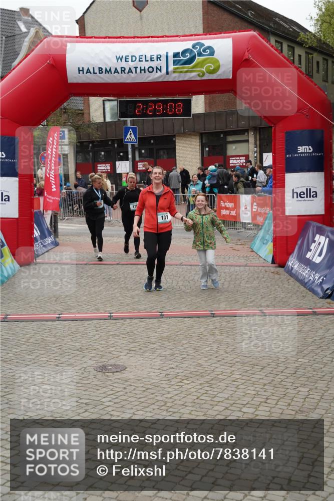 04.05.2025 - 8. Wedeler Halbmarathon Felixshl http://msf.ph/oto/7838141 04.05.2025 12:29:06 Ziel 136, 137 meine-sportfotos.de