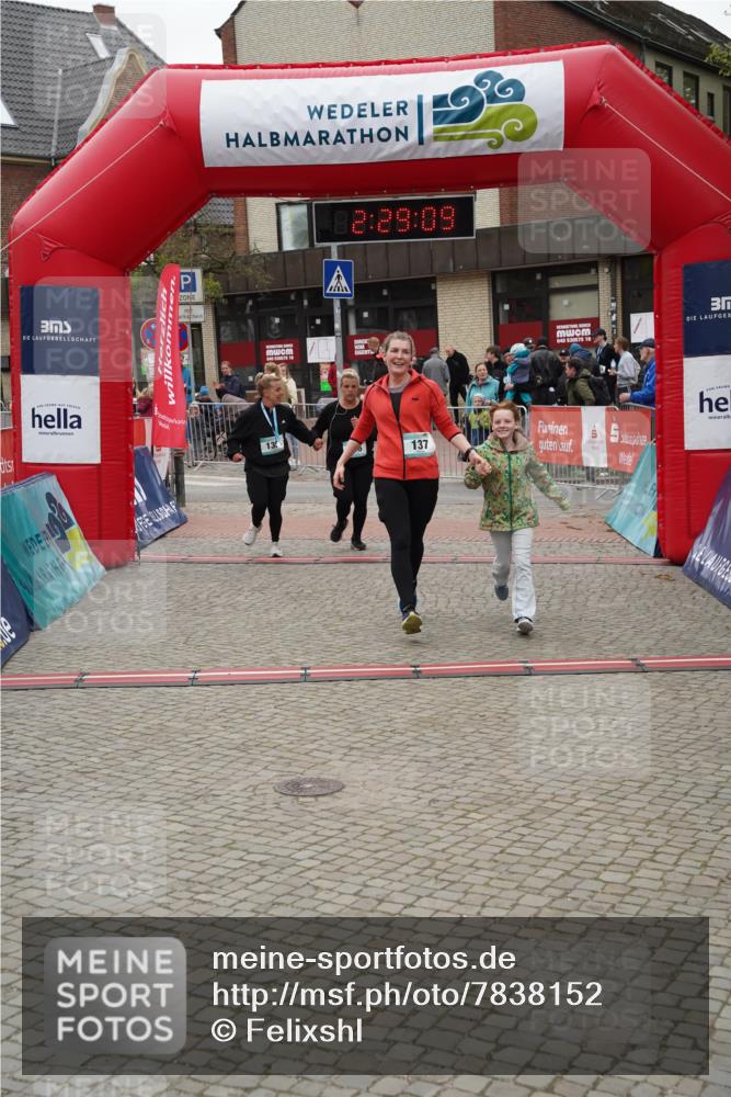 04.05.2025 - 8. Wedeler Halbmarathon Felixshl http://msf.ph/oto/7838152 04.05.2025 12:29:06 Ziel 136, 137 meine-sportfotos.de