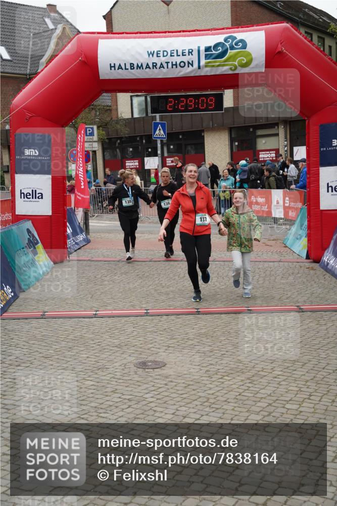 04.05.2025 - 8. Wedeler Halbmarathon Felixshl http://msf.ph/oto/7838164 04.05.2025 12:29:07 Ziel 136, 137 meine-sportfotos.de