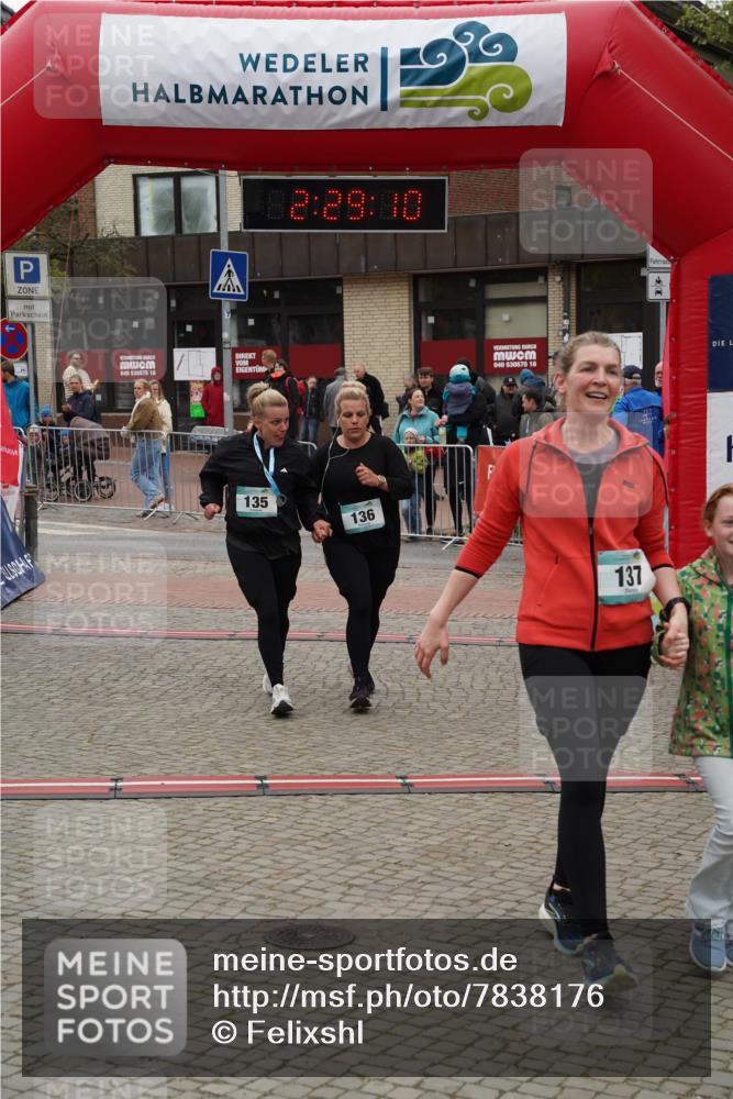04.05.2025 - 8. Wedeler Halbmarathon Felixshl http://msf.ph/oto/7838176 04.05.2025 12:29:08 Ziel 136, 137 meine-sportfotos.de