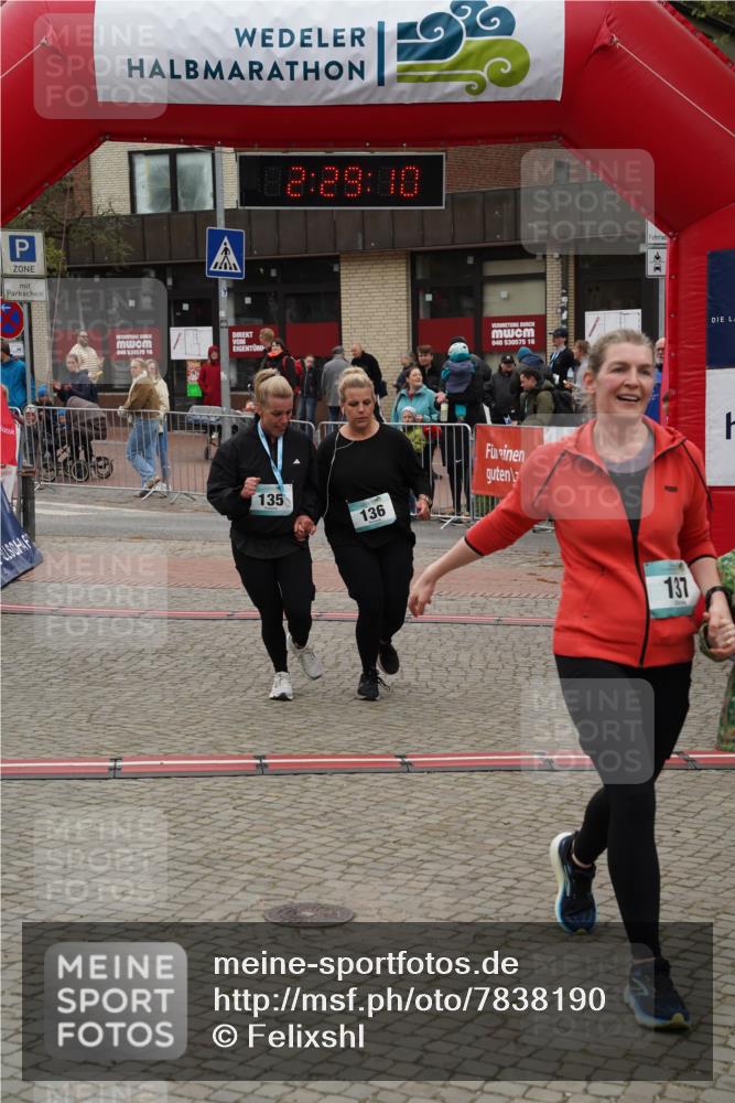 04.05.2025 - 8. Wedeler Halbmarathon Felixshl http://msf.ph/oto/7838190 04.05.2025 12:29:08 Ziel 136, 137 meine-sportfotos.de
