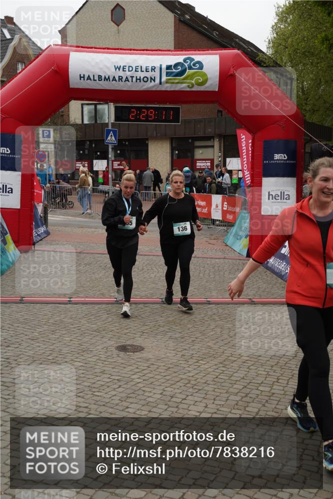 04.05.2025 - 8. Wedeler Halbmarathon Felixshl http://msf.ph/oto/7838216 04.05.2025 12:29:09 Ziel 136, 137 meine-sportfotos.de