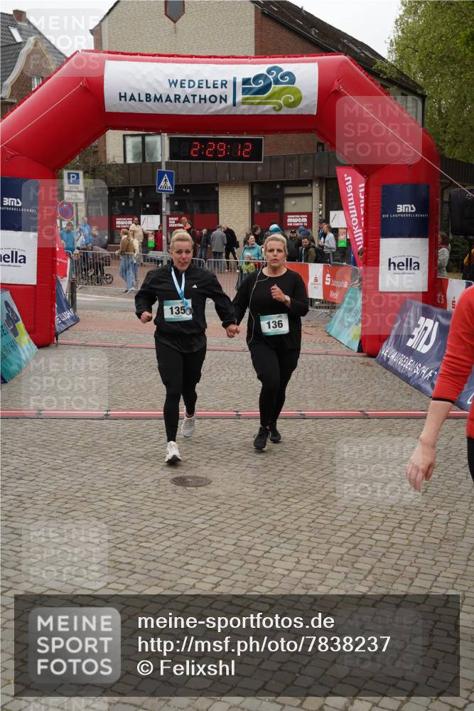 04.05.2025 - 8. Wedeler Halbmarathon Felixshl http://msf.ph/oto/7838237 04.05.2025 12:29:09 Ziel 136, 137 meine-sportfotos.de