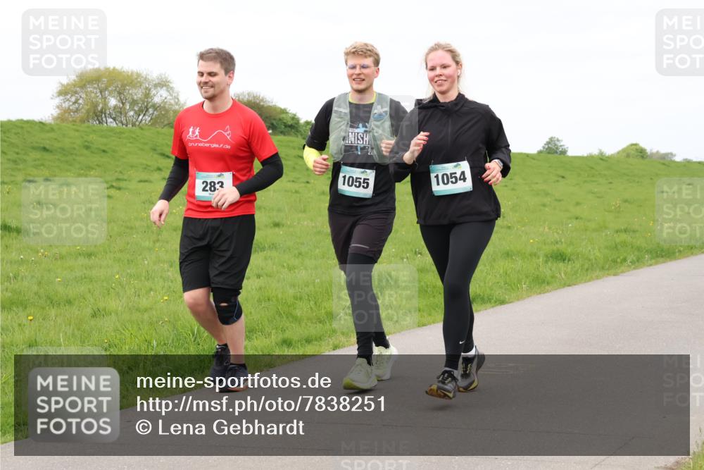 04.05.2025 - 8. Wedeler Halbmarathon Lena Gebhardt http://msf.ph/oto/7838251 04.05.2025 11:36:51 Laufen 28, 3, 1055, 1054 meine-sportfotos.de
