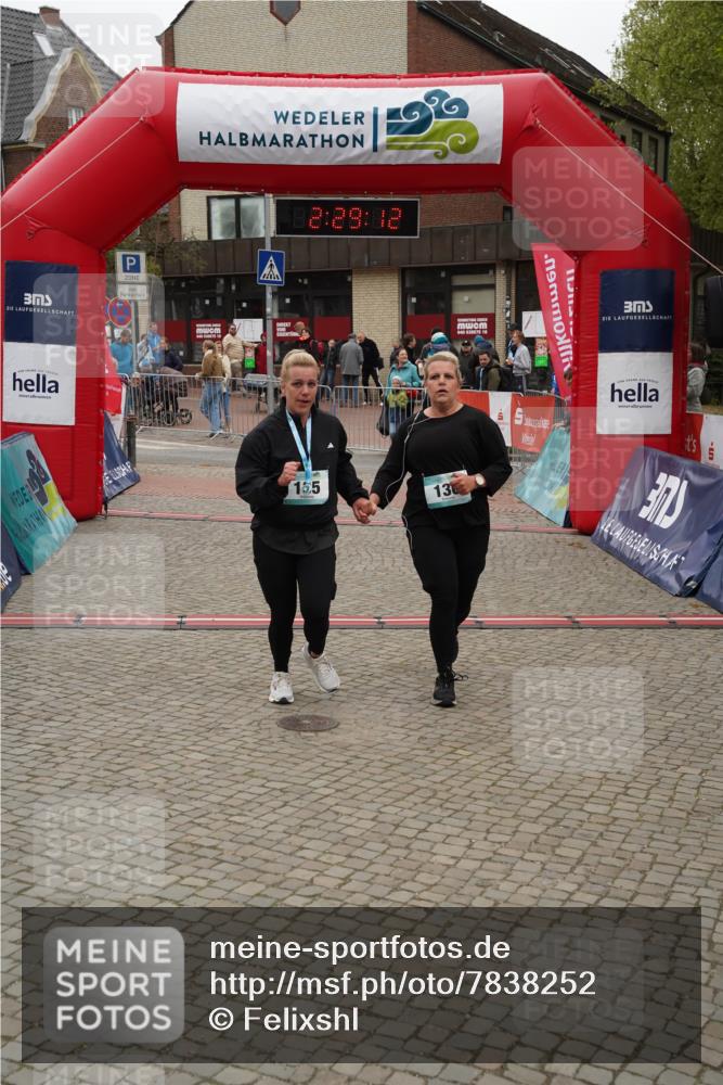 04.05.2025 - 8. Wedeler Halbmarathon Felixshl http://msf.ph/oto/7838252 04.05.2025 12:29:10 Ziel 136, 137 meine-sportfotos.de
