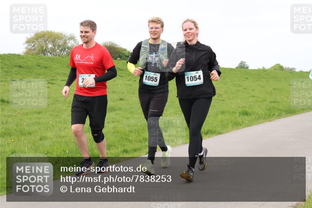 04.05.2025 - 8. Wedeler Halbmarathon Lena Gebhardt http://msf.ph/oto/7838253 04.05.2025 11:36:51 Laufen 1055, 1054 meine-sportfotos.de