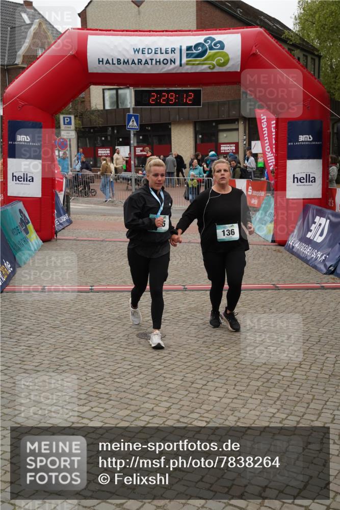 04.05.2025 - 8. Wedeler Halbmarathon Felixshl http://msf.ph/oto/7838264 04.05.2025 12:29:10 Ziel 136, 137 meine-sportfotos.de