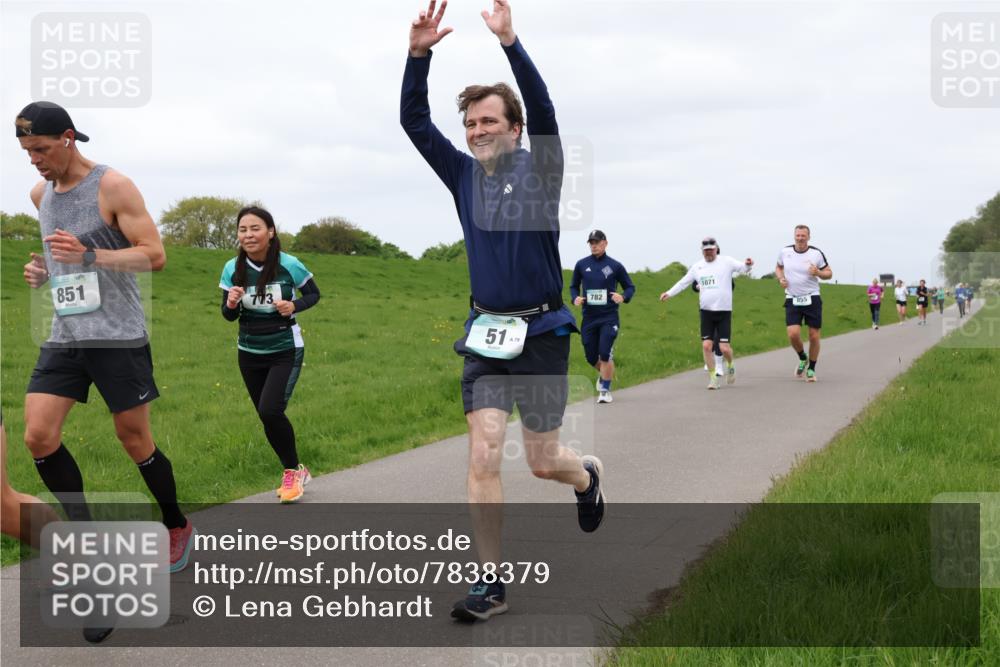 04.05.2025 - 8. Wedeler Halbmarathon Lena Gebhardt http://msf.ph/oto/7838379 04.05.2025 11:37:11 Laufen 851, 51, 79, 782, 1071, 855 meine-sportfotos.de