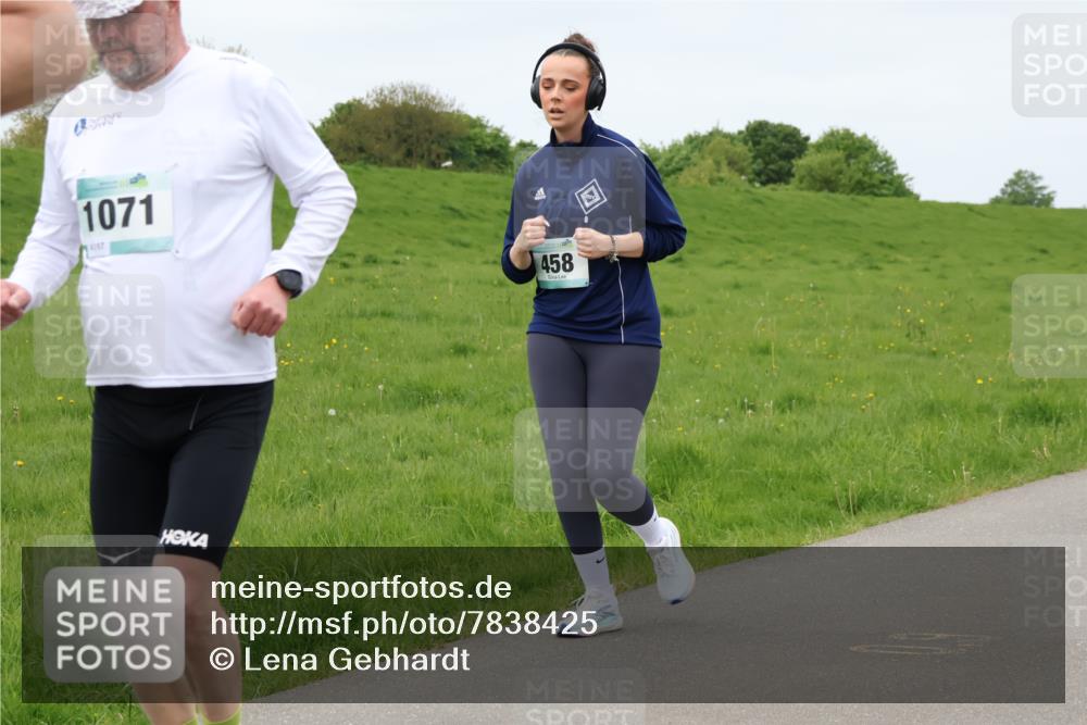 04.05.2025 - 8. Wedeler Halbmarathon Lena Gebhardt http://msf.ph/oto/7838425 04.05.2025 11:37:15 Laufen 1071, 4057, 458 meine-sportfotos.de
