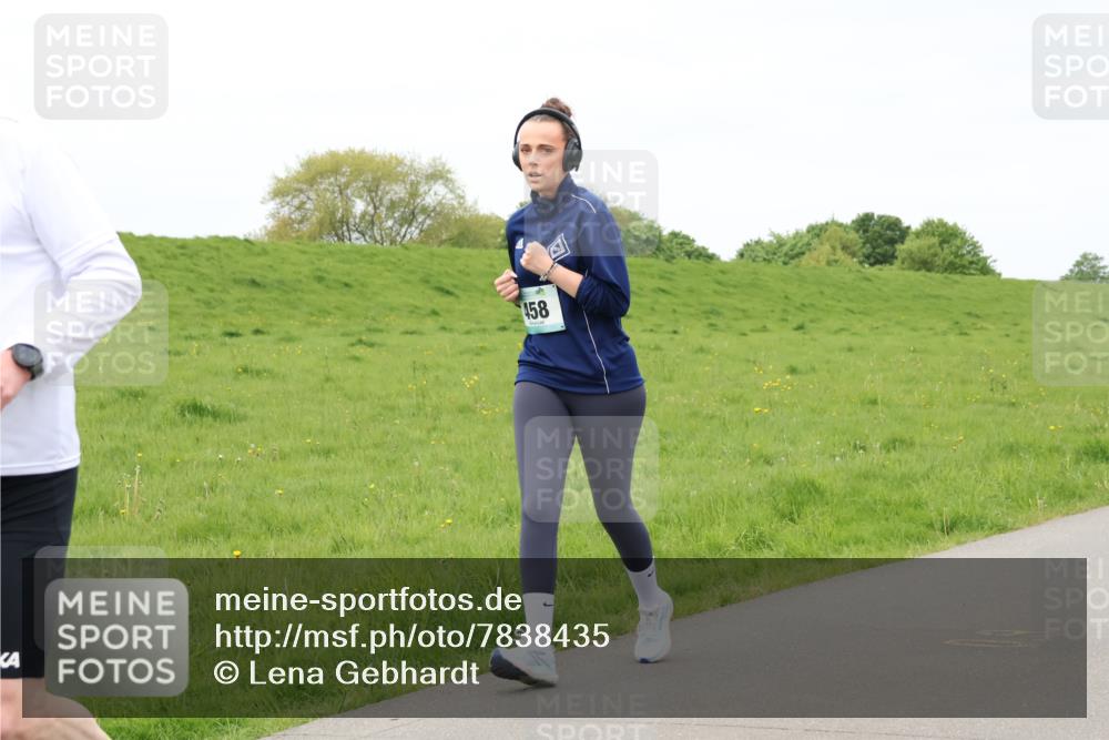04.05.2025 - 8. Wedeler Halbmarathon Lena Gebhardt http://msf.ph/oto/7838435 04.05.2025 11:37:15 Laufen 458 meine-sportfotos.de