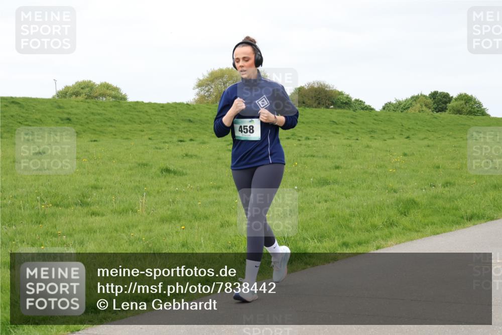 04.05.2025 - 8. Wedeler Halbmarathon Lena Gebhardt http://msf.ph/oto/7838442 04.05.2025 11:37:16 Laufen 458 meine-sportfotos.de
