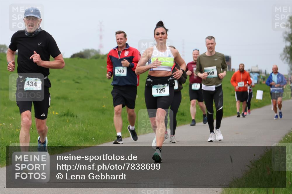 04.05.2025 - 8. Wedeler Halbmarathon Lena Gebhardt http://msf.ph/oto/7838699 04.05.2025 11:38:24 Laufen 434, 72, 740, 125, 18, 599 meine-sportfotos.de
