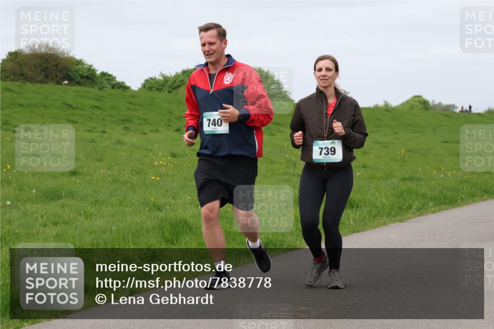 04.05.2025 - 8. Wedeler Halbmarathon Lena Gebhardt http://msf.ph/oto/7838778 04.05.2025 11:38:33 Laufen 740, 739 meine-sportfotos.de