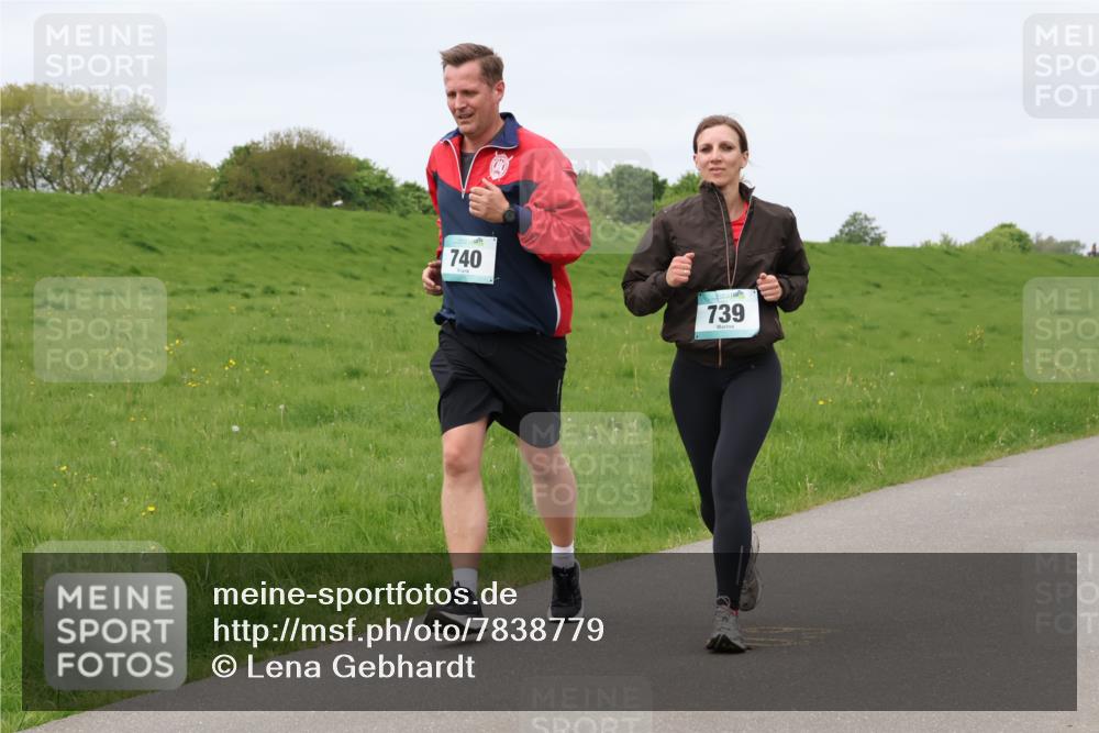 04.05.2025 - 8. Wedeler Halbmarathon Lena Gebhardt http://msf.ph/oto/7838779 04.05.2025 11:38:33 Laufen 740, 739 meine-sportfotos.de