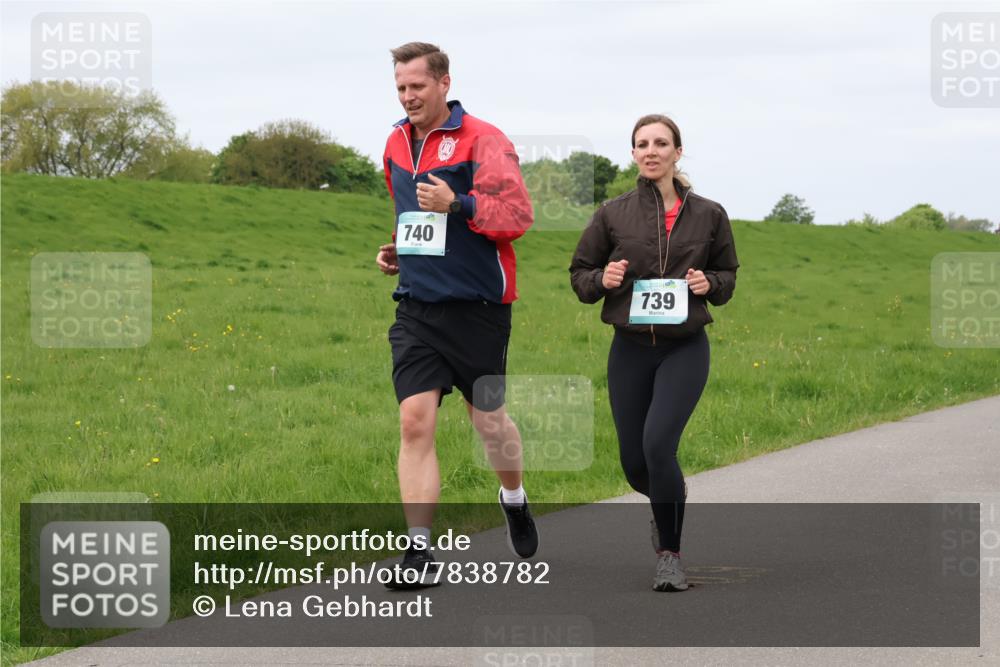 04.05.2025 - 8. Wedeler Halbmarathon Lena Gebhardt http://msf.ph/oto/7838782 04.05.2025 11:38:33 Laufen 740, 739 meine-sportfotos.de
