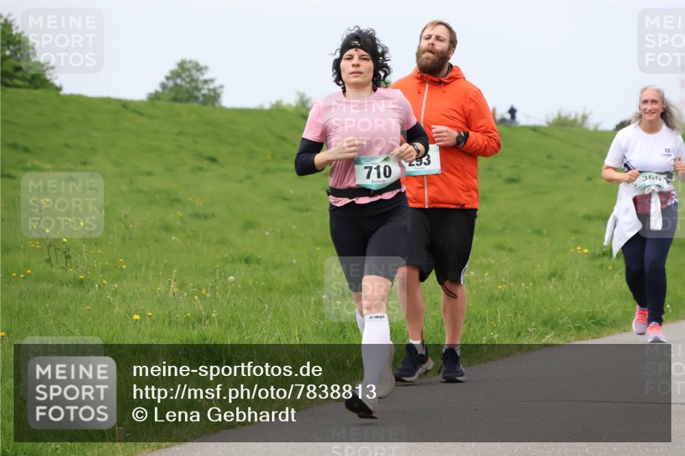 04.05.2025 - 8. Wedeler Halbmarathon Lena Gebhardt http://msf.ph/oto/7838813 04.05.2025 11:38:43 Laufen 710, 293, 360, 03 meine-sportfotos.de