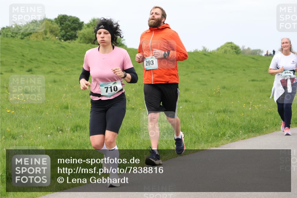 04.05.2025 - 8. Wedeler Halbmarathon Lena Gebhardt http://msf.ph/oto/7838816 04.05.2025 11:38:45 Laufen 710, 293, 360, 1 meine-sportfotos.de