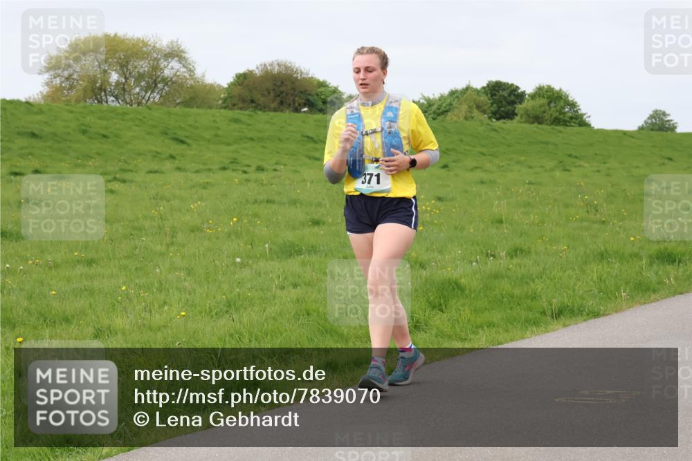 04.05.2025 - 8. Wedeler Halbmarathon Lena Gebhardt http://msf.ph/oto/7839070 04.05.2025 11:40:17 Laufen 371 meine-sportfotos.de