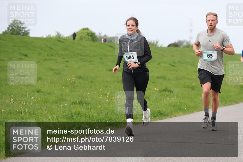 04.05.2025 - 8. Wedeler Halbmarathon Lena Gebhardt http://msf.ph/oto/7839126 04.05.2025 11:41:06 Laufen 504, 65 meine-sportfotos.de