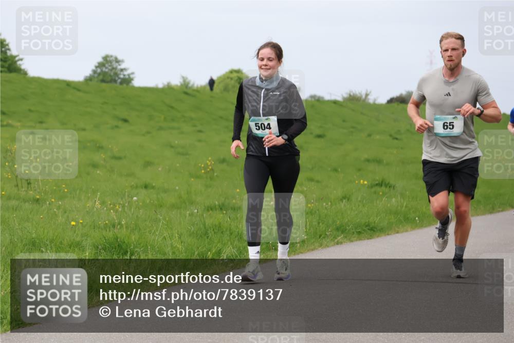 04.05.2025 - 8. Wedeler Halbmarathon Lena Gebhardt http://msf.ph/oto/7839137 04.05.2025 11:41:06 Laufen 504, 65 meine-sportfotos.de