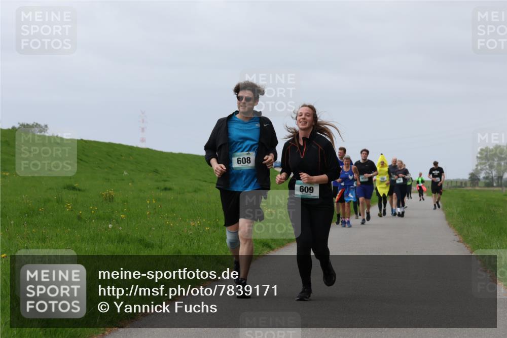 04.05.2025 - 8. Wedeler Halbmarathon Yannick Fuchs http://msf.ph/oto/7839171 04.05.2025 12:04:22 Laufen 608, 609, 65 meine-sportfotos.de