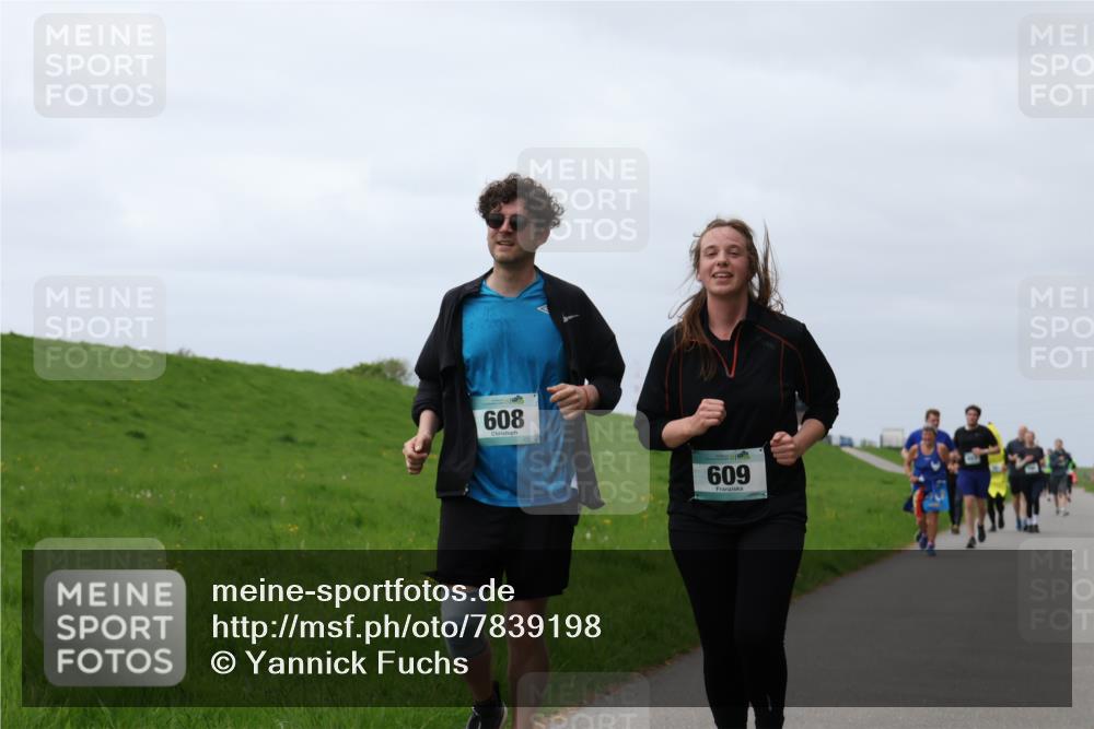 04.05.2025 - 8. Wedeler Halbmarathon Yannick Fuchs http://msf.ph/oto/7839198 04.05.2025 12:04:25 Laufen 608, 609 meine-sportfotos.de