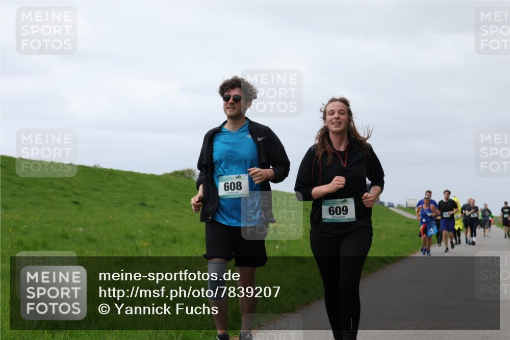 04.05.2025 - 8. Wedeler Halbmarathon Yannick Fuchs http://msf.ph/oto/7839207 04.05.2025 12:04:25 Laufen 608, 609 meine-sportfotos.de