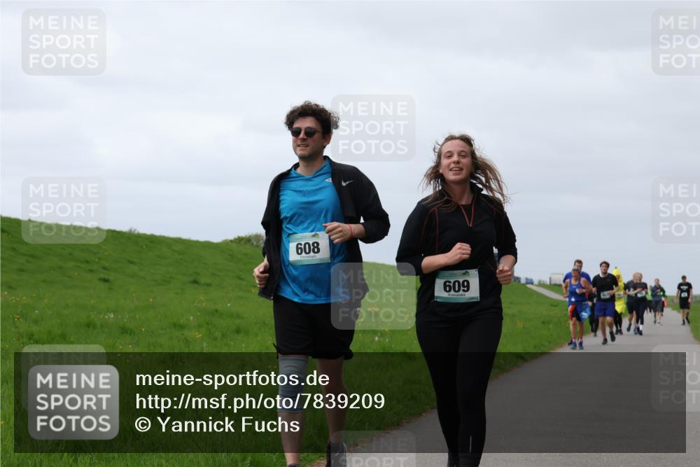 04.05.2025 - 8. Wedeler Halbmarathon Yannick Fuchs http://msf.ph/oto/7839209 04.05.2025 12:04:25 Laufen 608, 609 meine-sportfotos.de