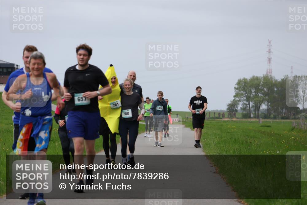 04.05.2025 - 8. Wedeler Halbmarathon Yannick Fuchs http://msf.ph/oto/7839286 04.05.2025 12:04:31 Laufen 657, 781, 780, 141 meine-sportfotos.de