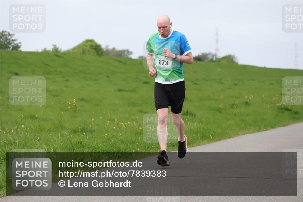04.05.2025 - 8. Wedeler Halbmarathon Lena Gebhardt http://msf.ph/oto/7839383 04.05.2025 11:43:20 Laufen 873 meine-sportfotos.de