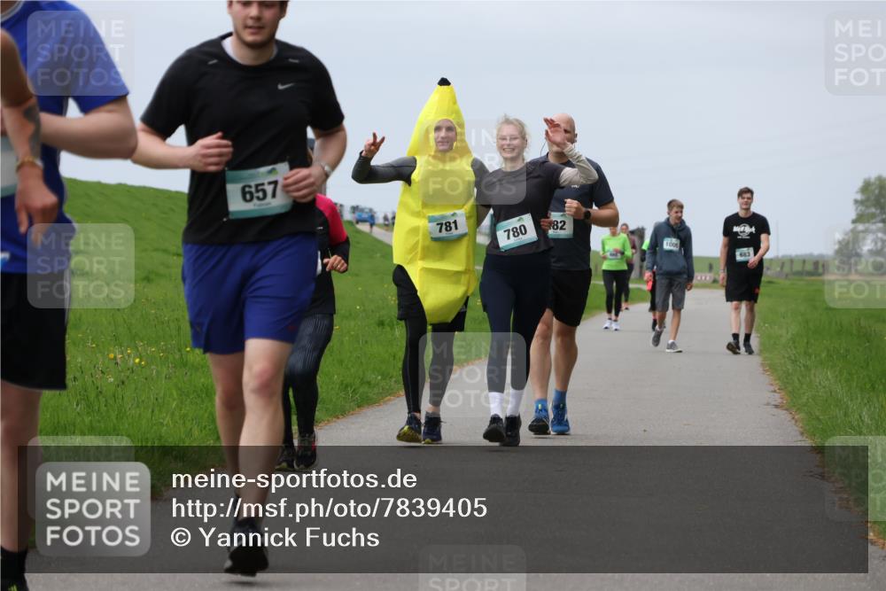 04.05.2025 - 8. Wedeler Halbmarathon Yannick Fuchs http://msf.ph/oto/7839405 04.05.2025 12:04:35 Laufen 657, 781, 780, 82, 1005, 683 meine-sportfotos.de
