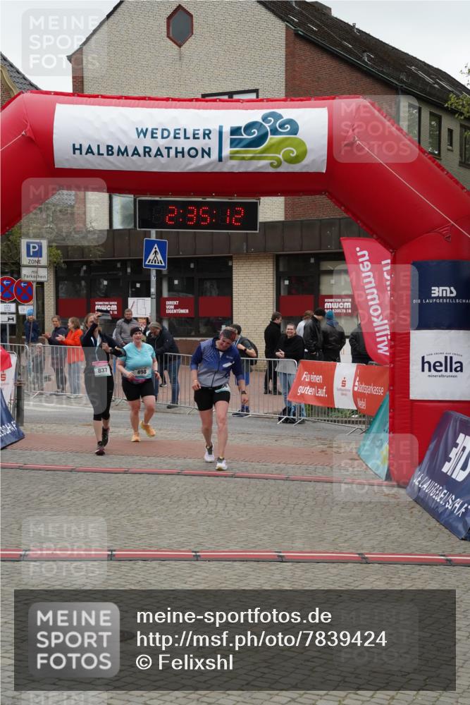 04.05.2025 - 8. Wedeler Halbmarathon Felixshl http://msf.ph/oto/7839424 04.05.2025 12:35:10 Ziel 698, 856 meine-sportfotos.de