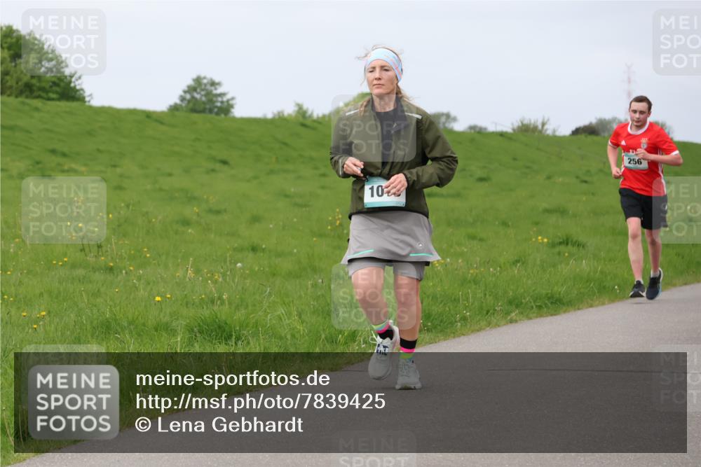 04.05.2025 - 8. Wedeler Halbmarathon Lena Gebhardt http://msf.ph/oto/7839425 04.05.2025 11:43:39 Laufen 10, 256 meine-sportfotos.de