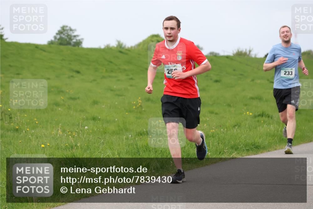 04.05.2025 - 8. Wedeler Halbmarathon Lena Gebhardt http://msf.ph/oto/7839430 04.05.2025 11:43:42 Laufen 25, 233 meine-sportfotos.de