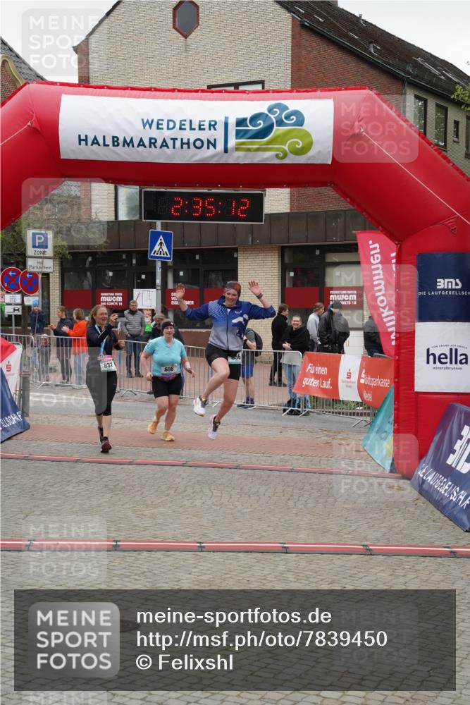04.05.2025 - 8. Wedeler Halbmarathon Felixshl http://msf.ph/oto/7839450 04.05.2025 12:35:10 Ziel 698, 856 meine-sportfotos.de