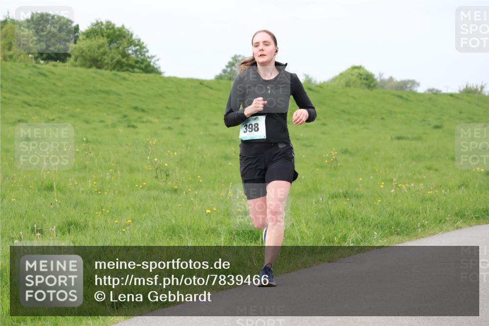 04.05.2025 - 8. Wedeler Halbmarathon Lena Gebhardt http://msf.ph/oto/7839466 04.05.2025 11:43:47 Laufen 398 meine-sportfotos.de