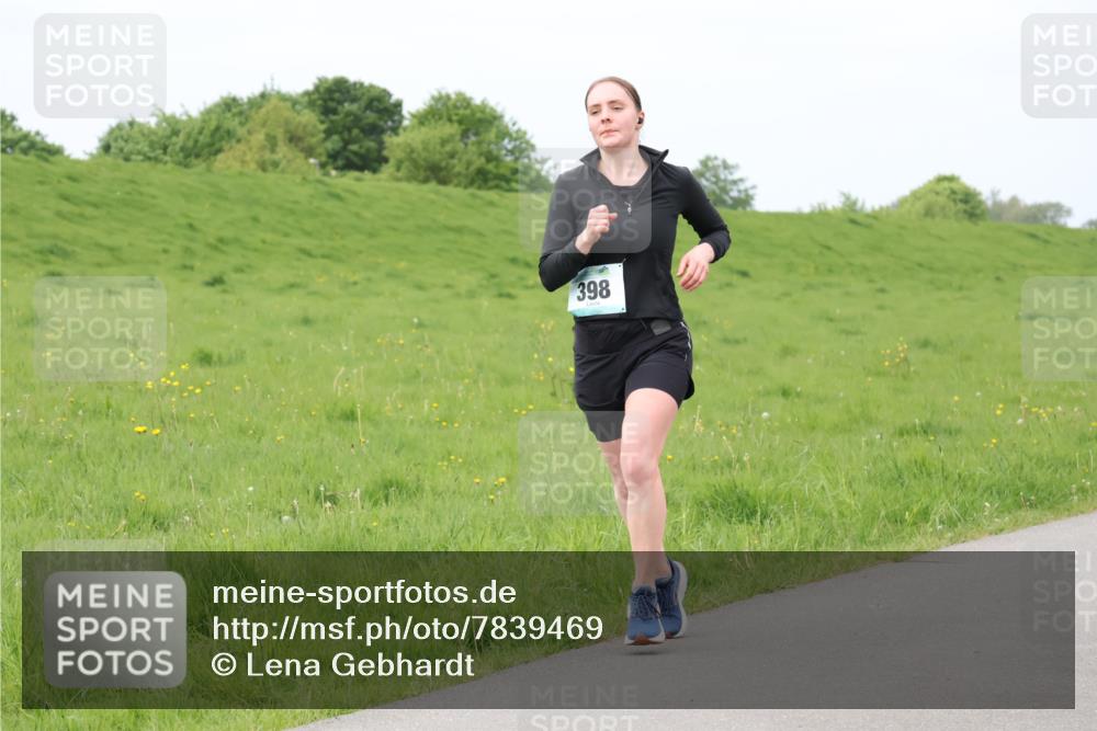 04.05.2025 - 8. Wedeler Halbmarathon Lena Gebhardt http://msf.ph/oto/7839469 04.05.2025 11:43:47 Laufen 398 meine-sportfotos.de