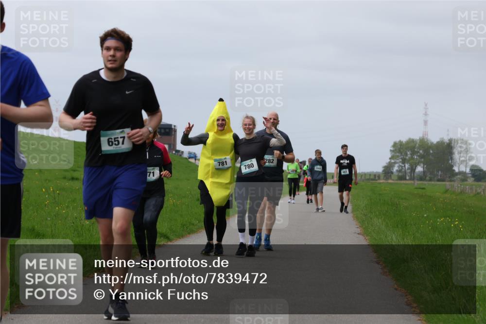 04.05.2025 - 8. Wedeler Halbmarathon Yannick Fuchs http://msf.ph/oto/7839472 04.05.2025 12:04:36 Laufen 657, 71, 781, 780, 282, 683 meine-sportfotos.de