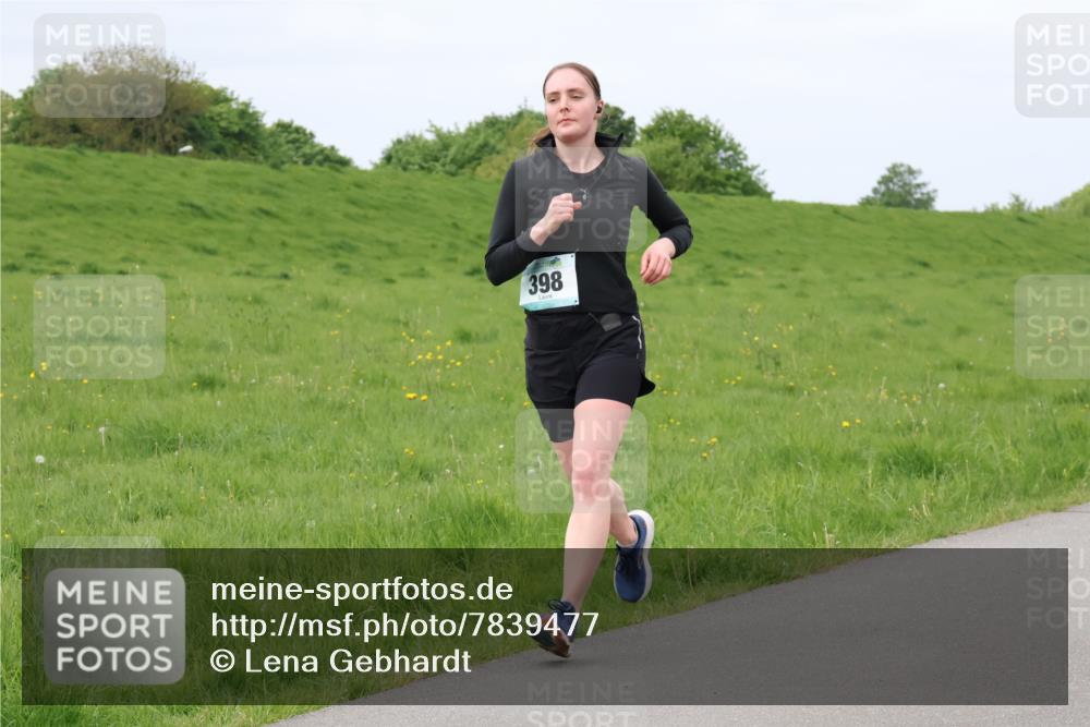 04.05.2025 - 8. Wedeler Halbmarathon Lena Gebhardt http://msf.ph/oto/7839477 04.05.2025 11:43:48 Laufen 398 meine-sportfotos.de