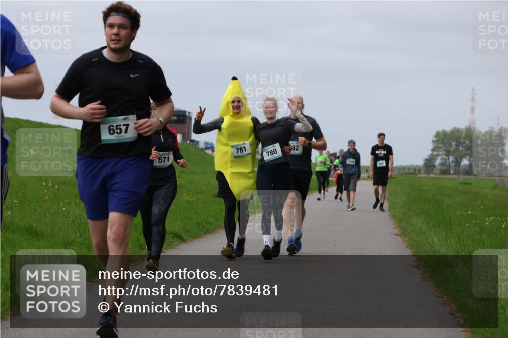 04.05.2025 - 8. Wedeler Halbmarathon Yannick Fuchs http://msf.ph/oto/7839481 04.05.2025 12:04:36 Laufen 657, 571, 781, 780, 82, 1005 meine-sportfotos.de