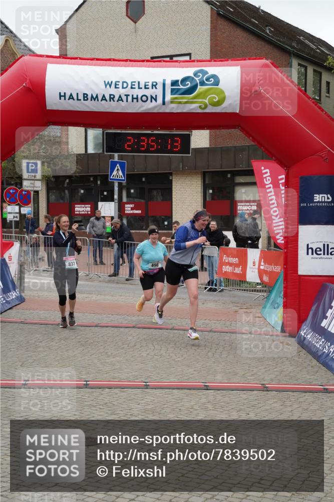 04.05.2025 - 8. Wedeler Halbmarathon Felixshl http://msf.ph/oto/7839502 04.05.2025 12:35:11 Ziel 698, 856 meine-sportfotos.de