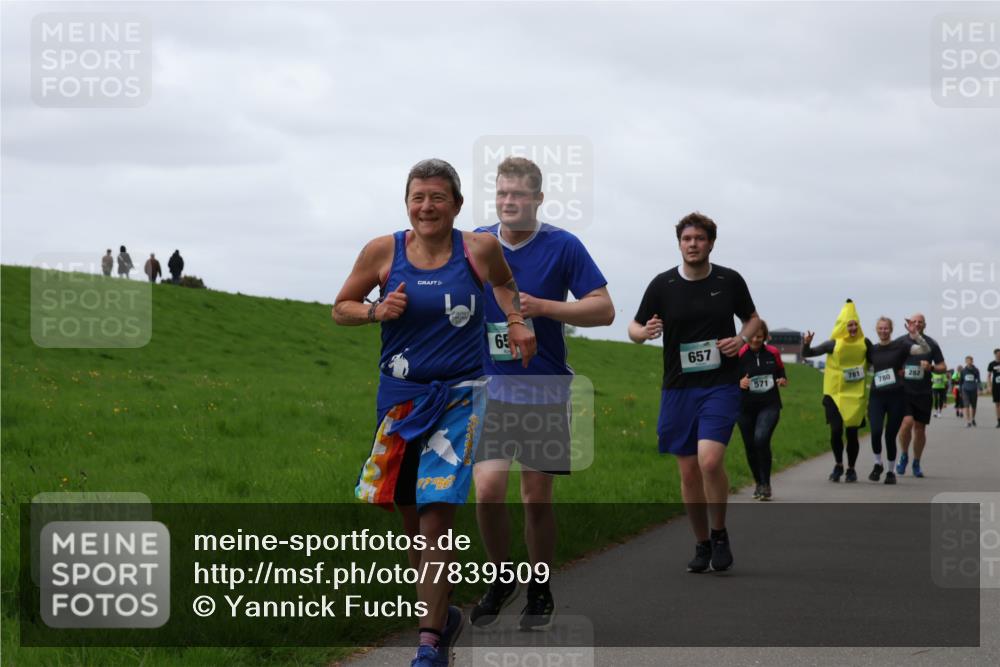 04.05.2025 - 8. Wedeler Halbmarathon Yannick Fuchs http://msf.ph/oto/7839509 04.05.2025 12:04:37 Laufen 65, 657, 571, 781, 780, 282 meine-sportfotos.de