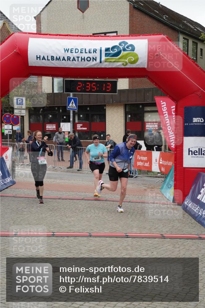 04.05.2025 - 8. Wedeler Halbmarathon Felixshl http://msf.ph/oto/7839514 04.05.2025 12:35:11 Ziel 698, 856 meine-sportfotos.de