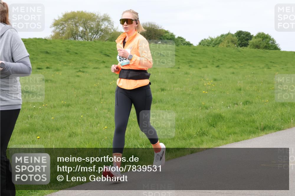 04.05.2025 - 8. Wedeler Halbmarathon Lena Gebhardt http://msf.ph/oto/7839531 04.05.2025 11:44:01 Laufen  meine-sportfotos.de