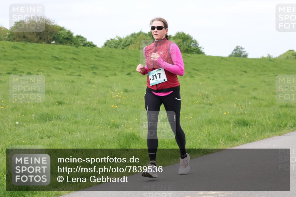 04.05.2025 - 8. Wedeler Halbmarathon Lena Gebhardt http://msf.ph/oto/7839536 04.05.2025 11:44:02 Laufen 317 meine-sportfotos.de