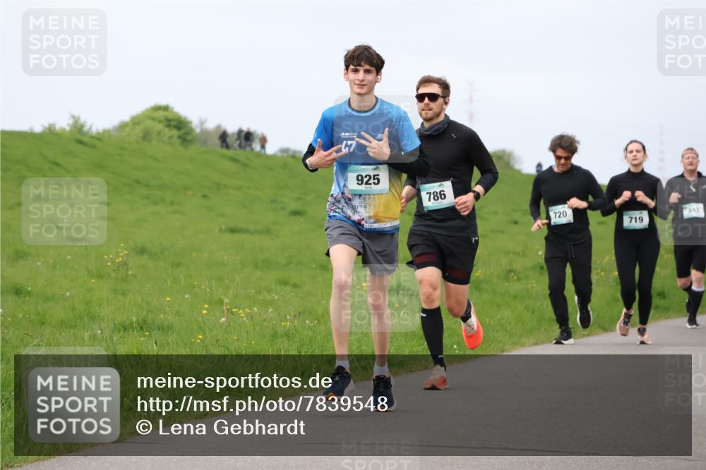 04.05.2025 - 8. Wedeler Halbmarathon Lena Gebhardt http://msf.ph/oto/7839548 04.05.2025 11:44:11 Laufen 925, 786, 720, 343, 719 meine-sportfotos.de