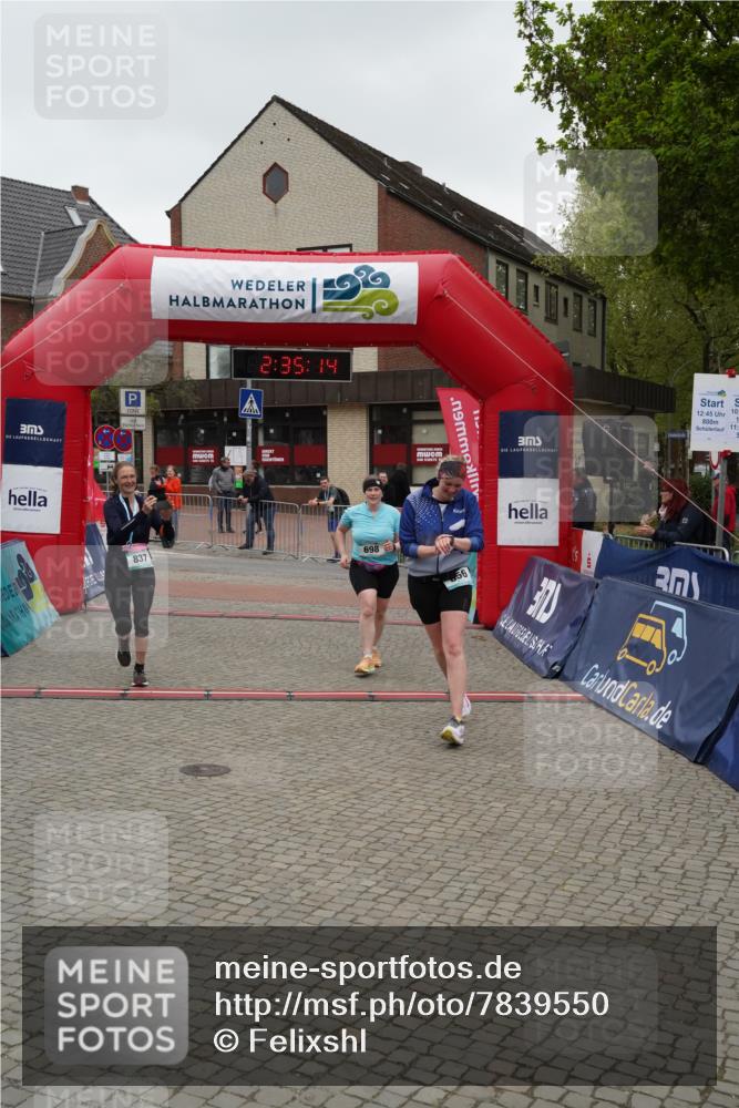 04.05.2025 - 8. Wedeler Halbmarathon Felixshl http://msf.ph/oto/7839550 04.05.2025 12:35:12 Ziel 698, 856 meine-sportfotos.de