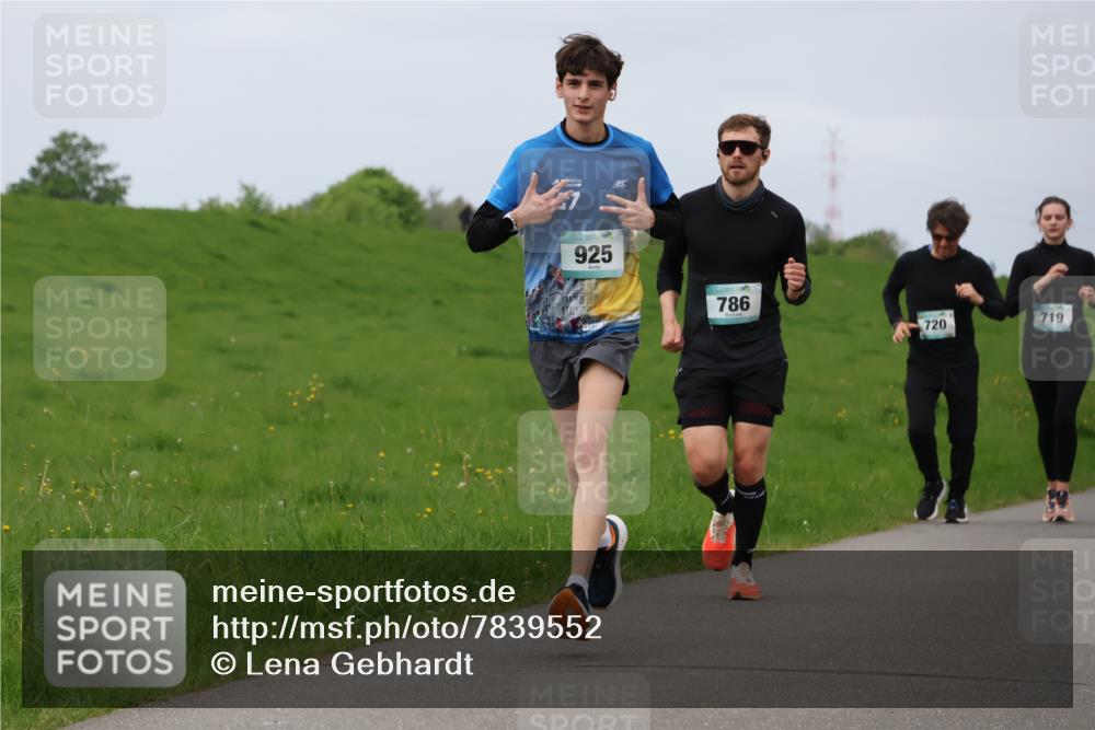04.05.2025 - 8. Wedeler Halbmarathon Lena Gebhardt http://msf.ph/oto/7839552 04.05.2025 11:44:11 Laufen 925, 786, 719, 720 meine-sportfotos.de